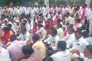 డబుల్‌ బెడ్‌రూం ఇళ్ల పంపిణీలో అక్రమాలపై కలెక్టరేట్‌ ఎదుట ధర్నా